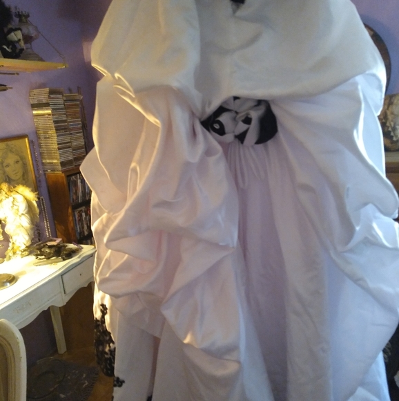 White and black beaded wedding dress - Picture 2 of 4